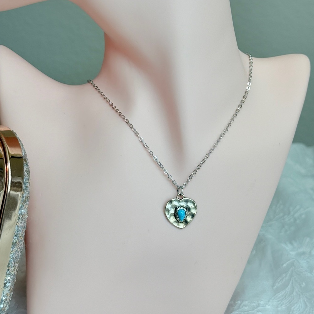 ⚜️ Silver Heart Pendant Necklace with Blue Accent - Picture 5 of 9